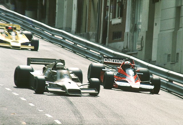 Niki Lauda bedrängt Ricardo Patrese